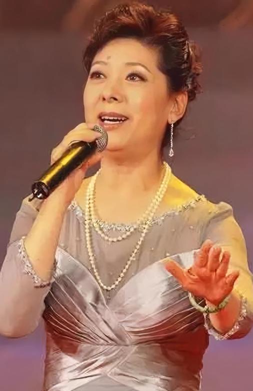1990年，关牧村因丈夫长期家暴，毅然提出离婚，却不曾想前夫逼她二选一：房子和孩