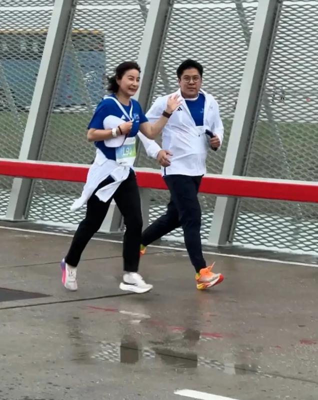 霍启刚与郭晶晶在渣打香港马拉松中参赛并获奖牌，夫妻间在奔跑中甜蜜互动成全场亮点，