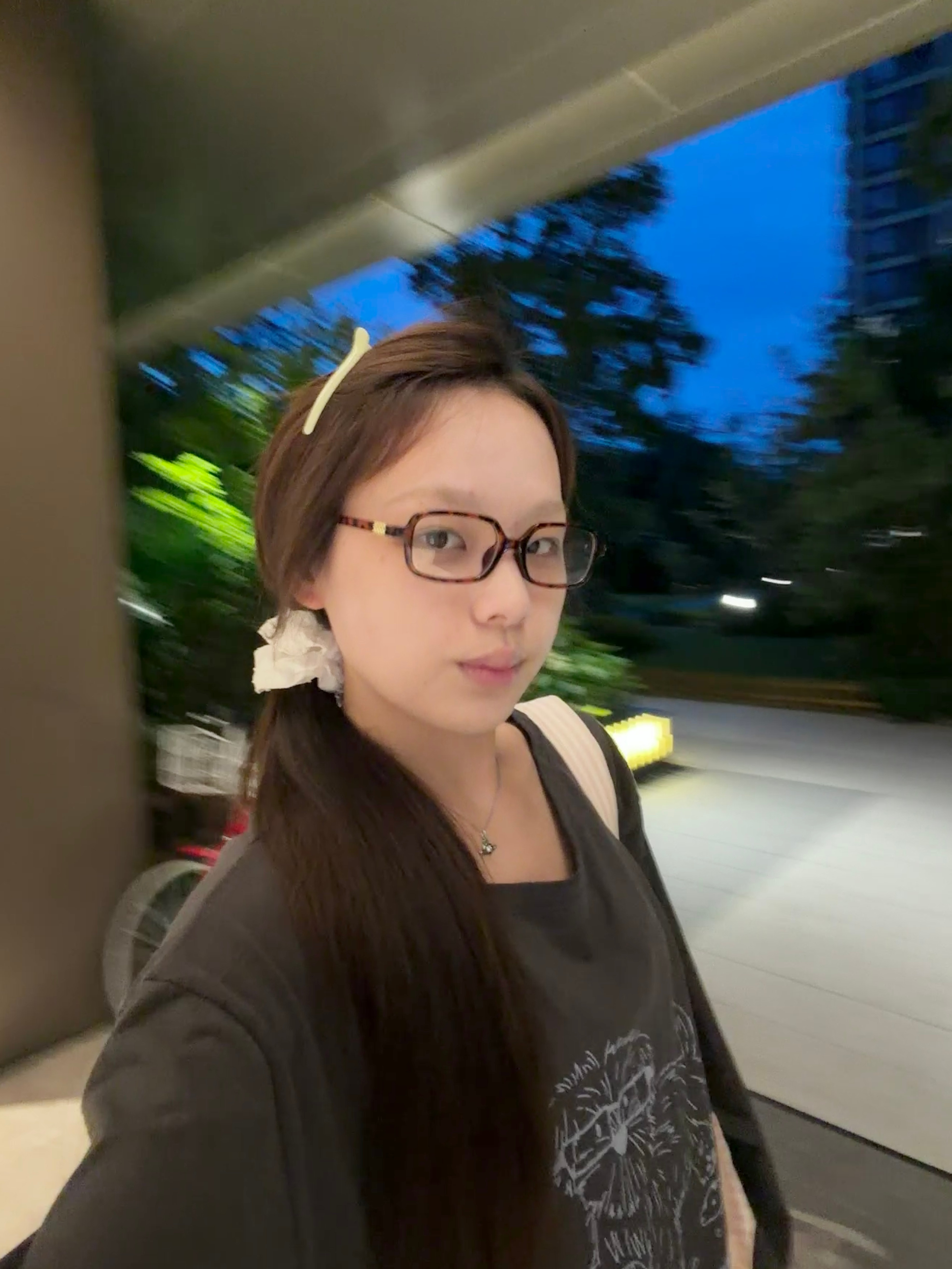 谁敢想我那么深的发色又掉回没染之前的样子了 眉毛是昨晚漂的 一不小心又漂过头了 