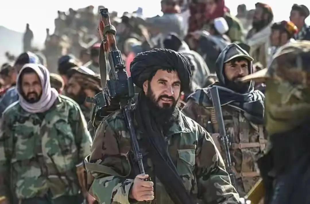 打了整整三十年仗，刚消停没几年，这又打起来了。

阿富汗，这个国家命是真的苦。苏