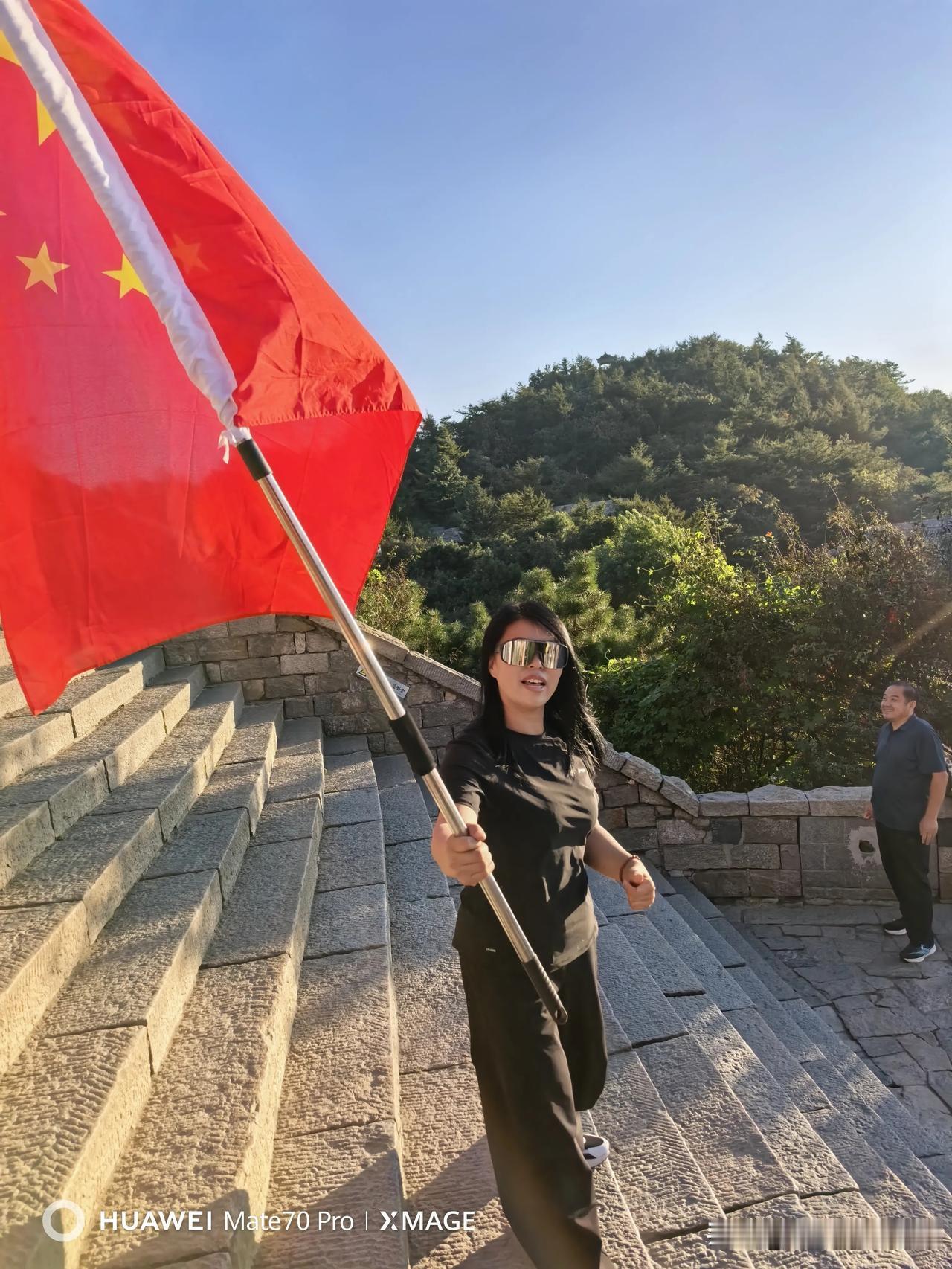 说早也不早！真是很钦佩这个小姑娘。这个从东北一个人来的小姑娘，在离国庆节还有二十