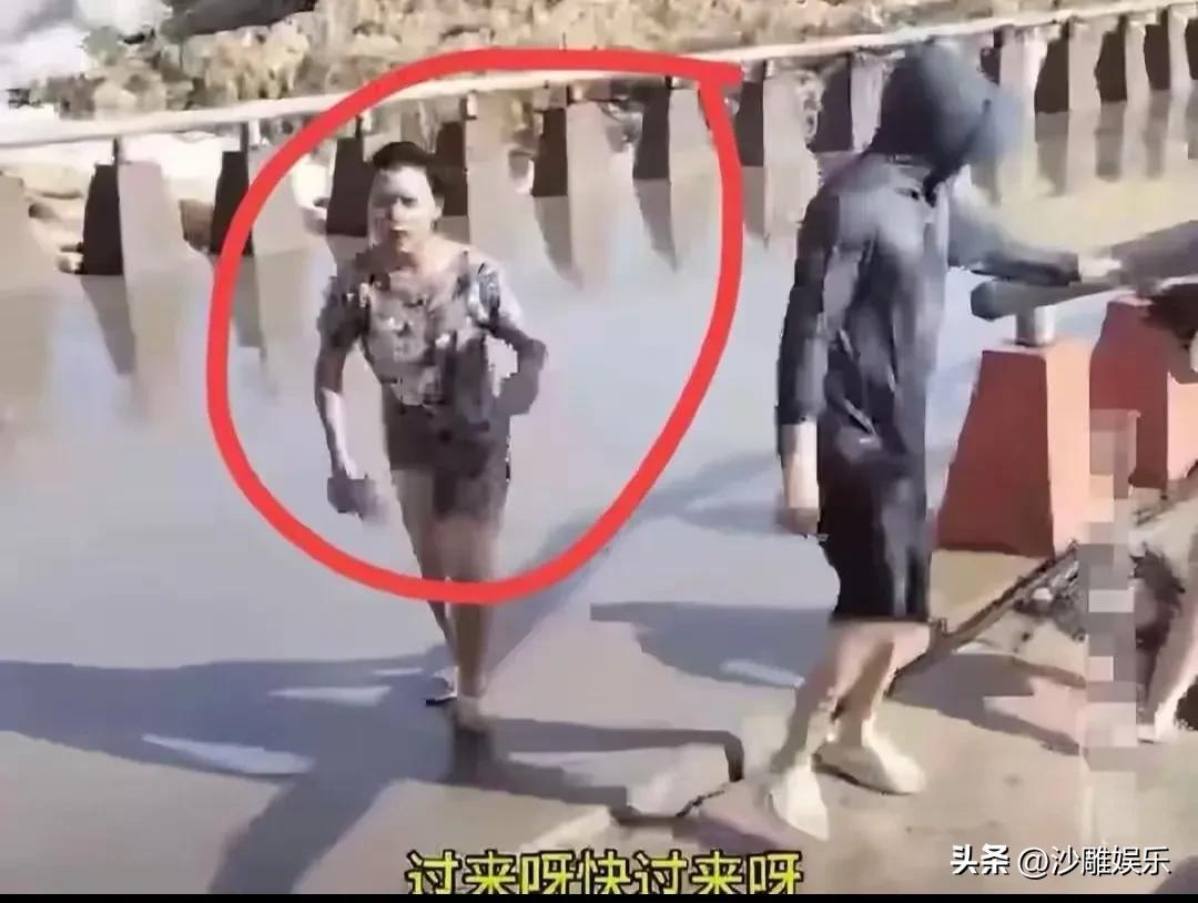 台风天翻栏杆带娃看浪，温岭9岁男孩被卷走后续：姑姑攥紧手机，姑父只顾自己站稳
