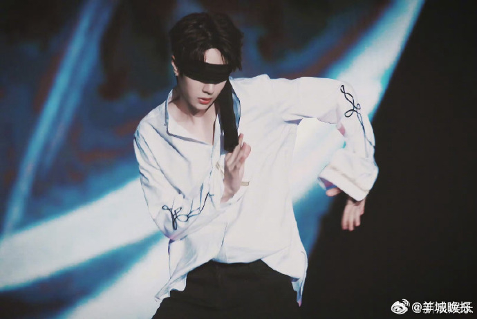 【你喜欢谁的蒙眼造型？】一纱遮目，藏不住强大气场，氛围感直接拉满！......来