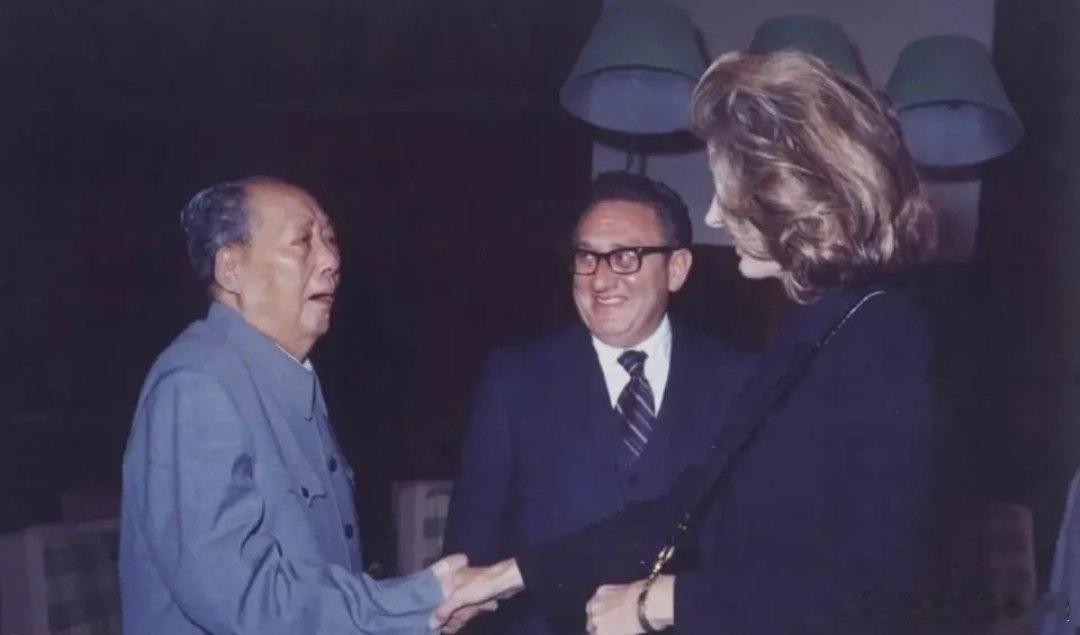 1965年4月9日，面对美国军机不断侵犯我海南岛领空，毛主席下达了坚决的作战指令