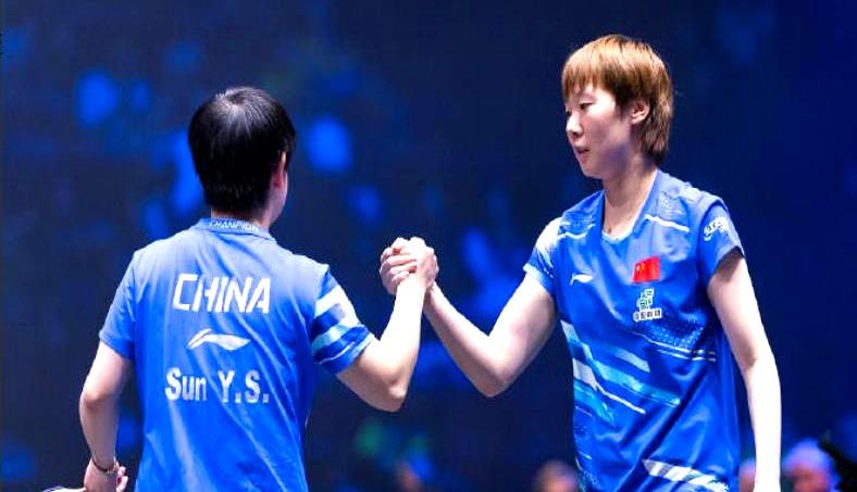 第六局10-9生死时刻，王曼昱的球衣突然炸线抽丝！你敢信，救场的是打火机？
孙