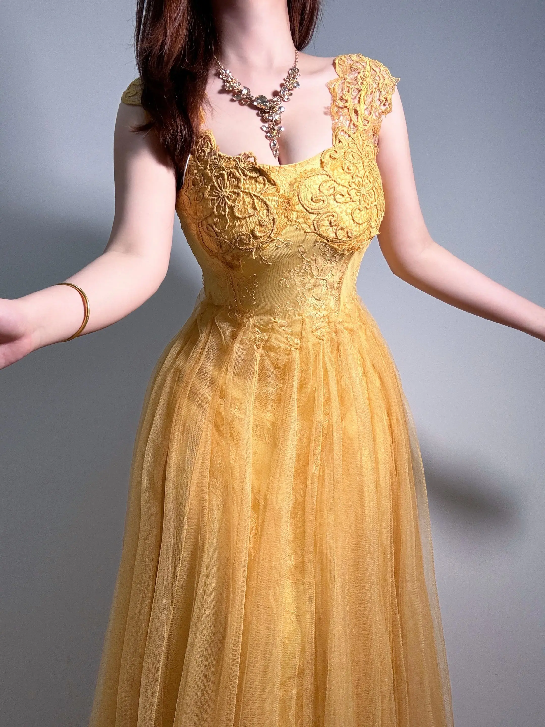 抹胸蕾丝花朵礼服长裙 黄色抹胸礼服裙 黃色纱裙 蓬裙晚礼服 微胖穿搭