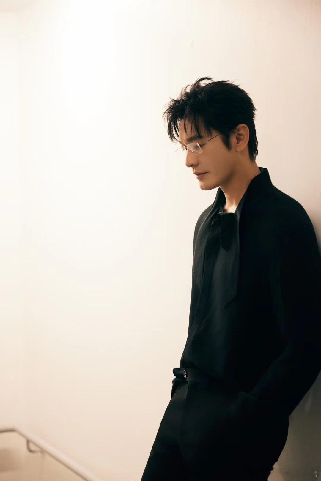 易星传媒 #黄晓明# 湾区升明月晚会  黑色西装造型🖤绅士风采依旧  君子温润
