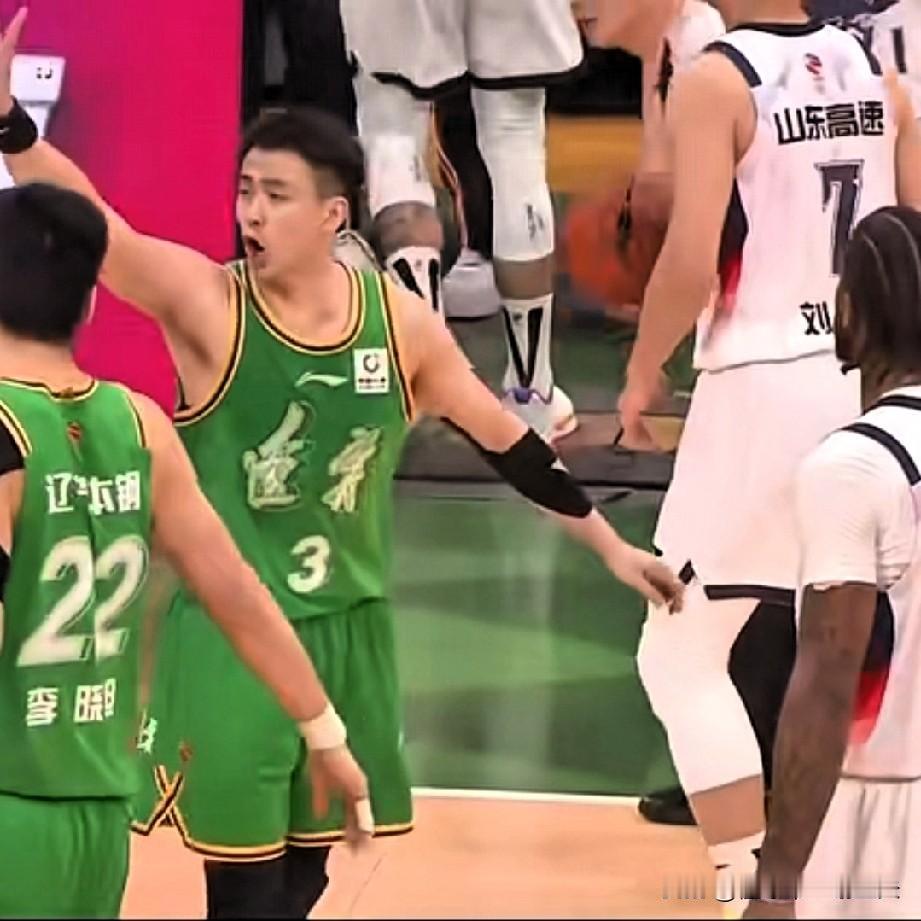 山东男篮大外援克里斯不懂人情世故，对阵辽宁，被李晓旭和付豪防出界外后，一屁股坐在