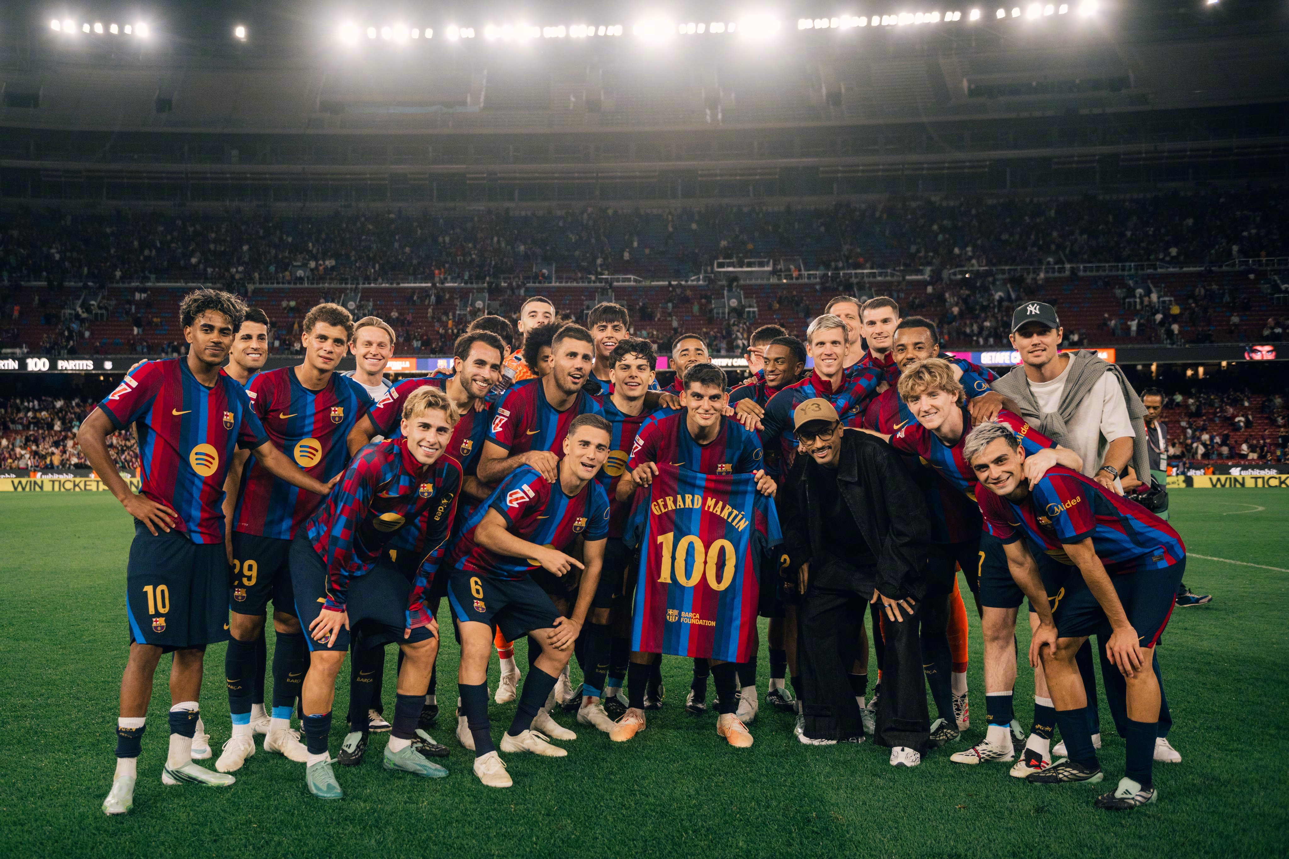 杰拉德·马丁在赛后庆祝自己第一百次为巴塞罗那一线队出场。[图 fcb] ​​​