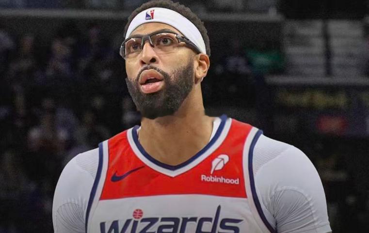 据美媒Forever报道，诺维茨基在采访中表达了对独行侠交易戴维斯的失望。诺维茨