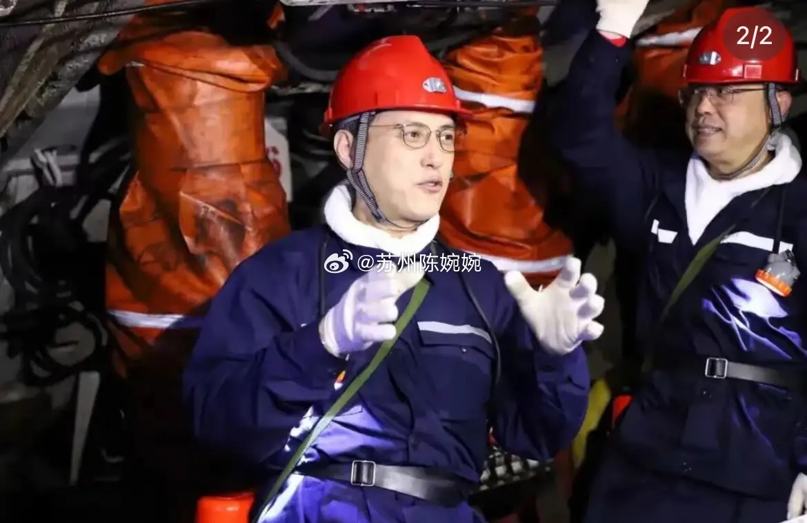别的演员怕失业而靳东不怕不是他进了体制，而是他负责了，他是第一个去矿洞慰问查看的