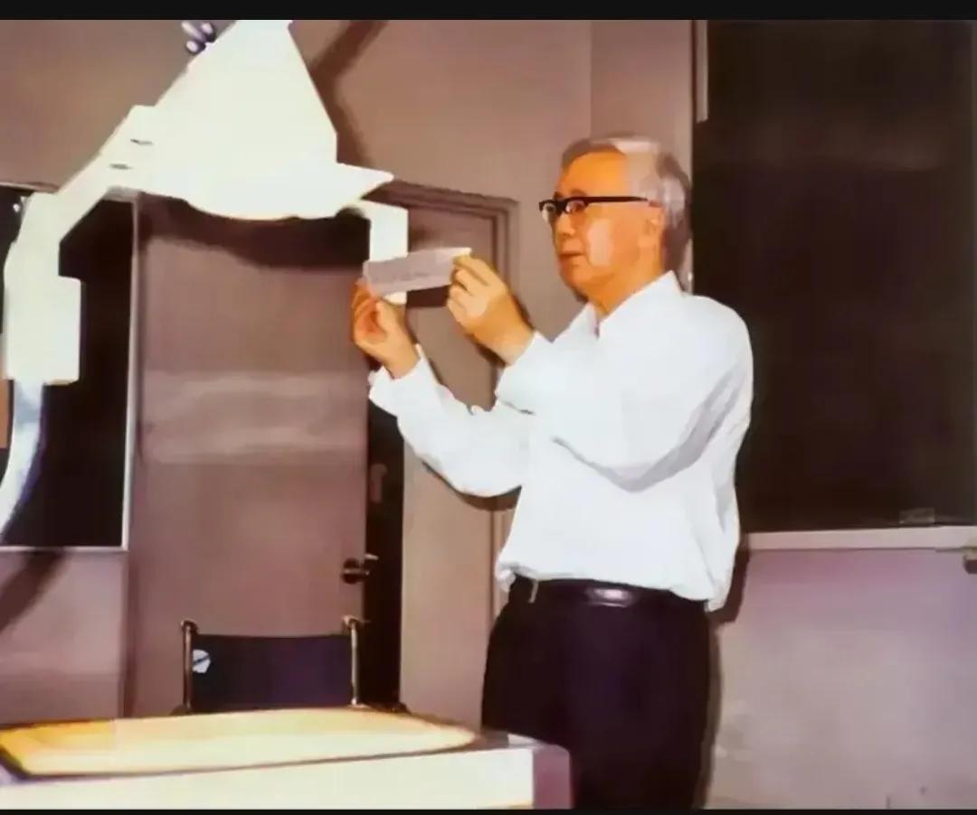 1985年，华罗庚离世之前，留下的一张老照片，当时，他正在全神贯注地作报告，尽管