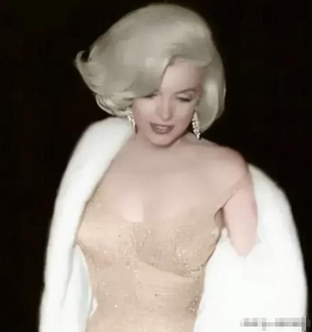 1962年她花1440美元做了一件只能站着穿的裙子，三个月后她赤身死在床上，这件