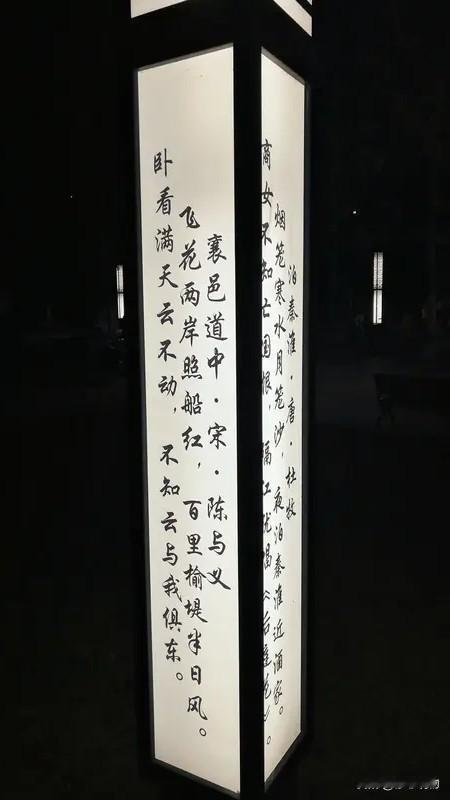上联:诗中画意多风月
下联:笔下禅心少世俗
上联:平平仄仄平平仄
下联:仄仄平平