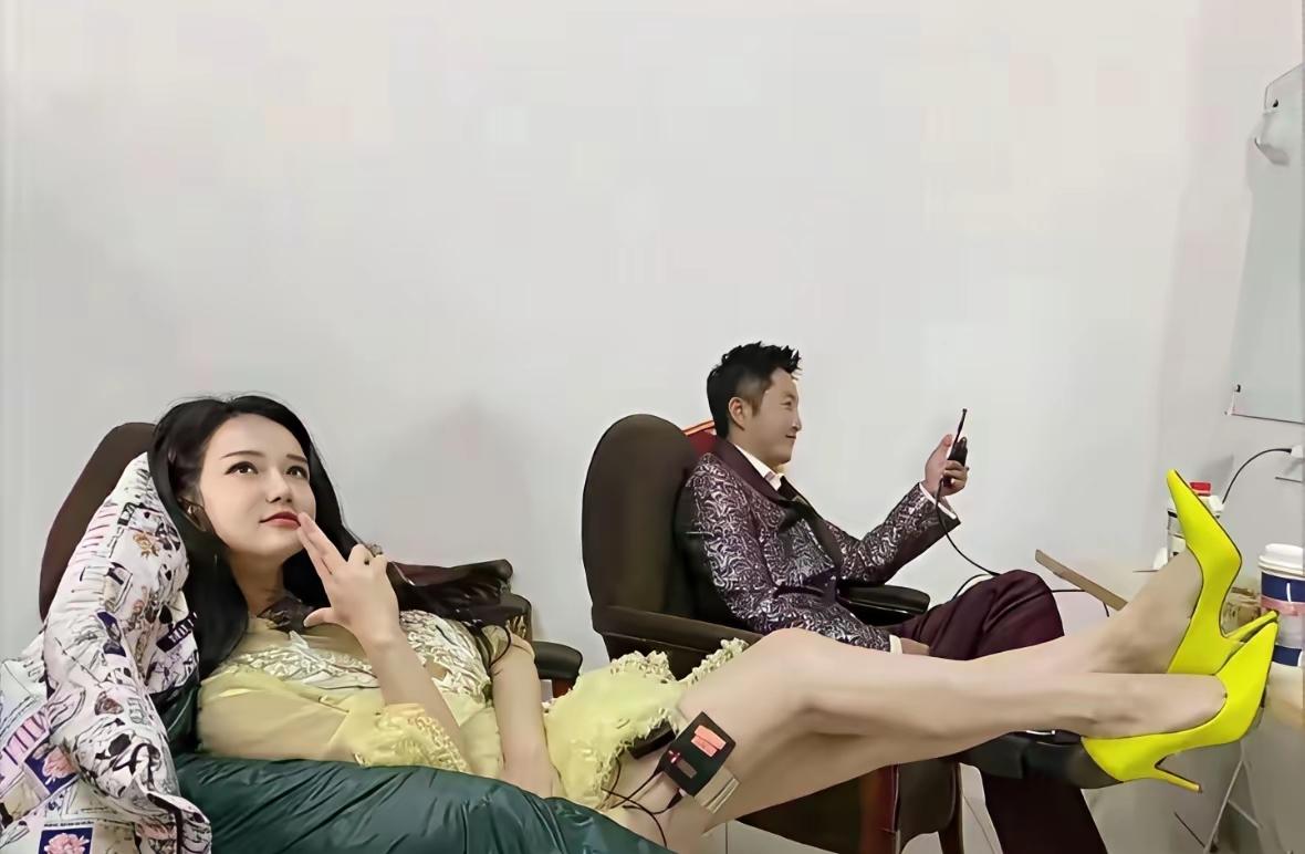男人娶了这样优秀的老婆，可不得哄着，宠着，供着，还能怎么办？
高颜值，
好身材，