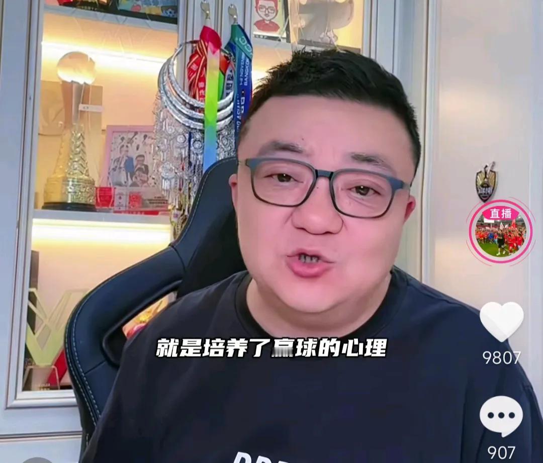 媒体人董路透露了国足队内新疆球员的最大优点。
他在直播时谈到，以他对新疆球员的了