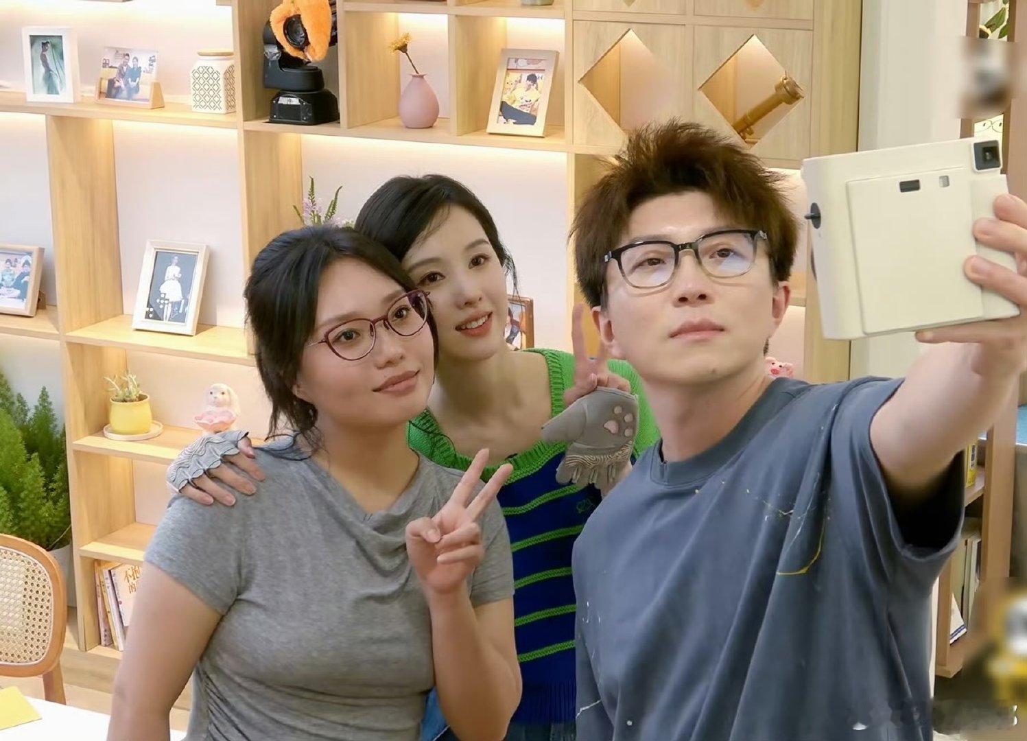 陈都灵把拍立得放在张婧仪关晓彤中间