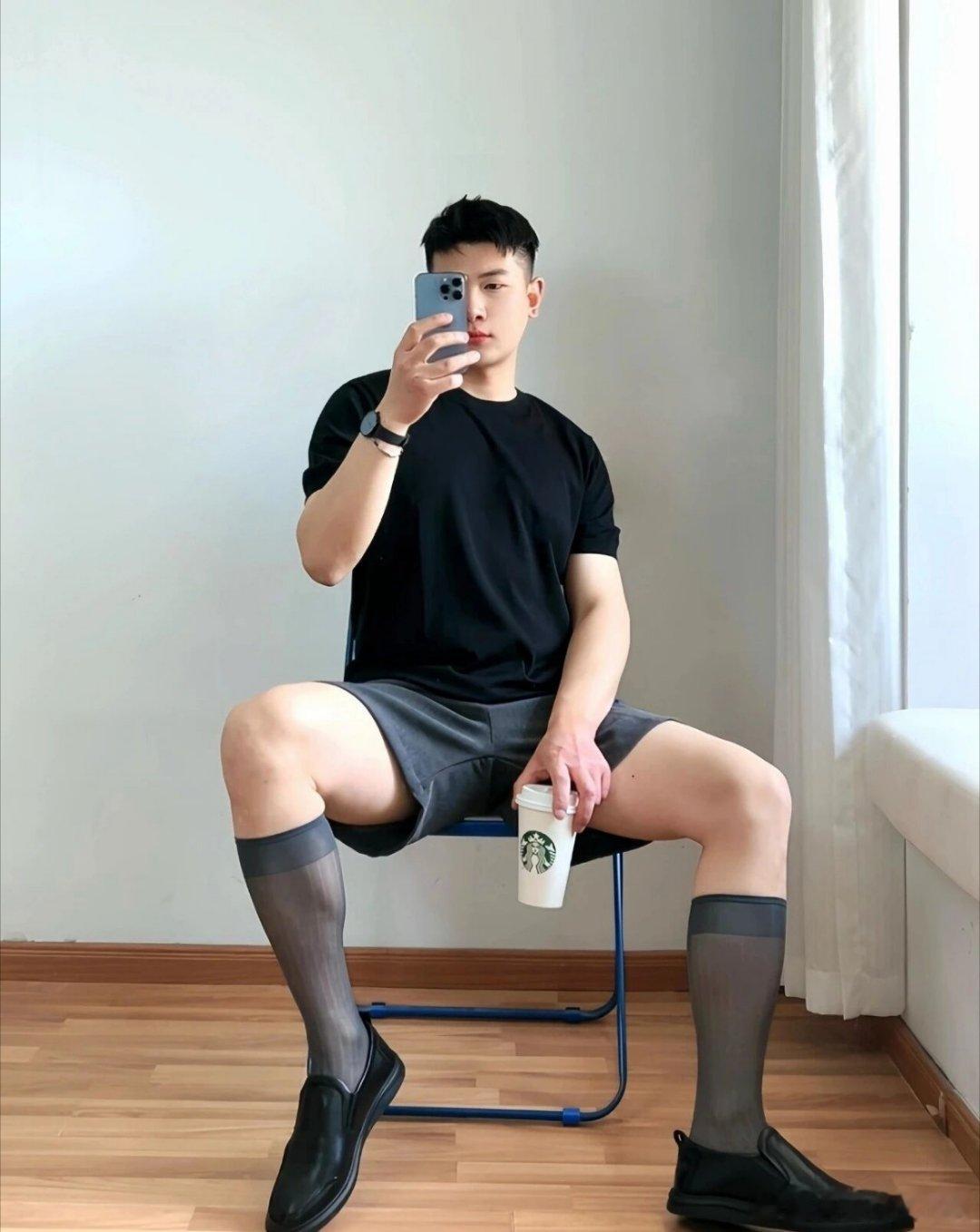 黑 T + 灰袜，这才是轻熟松弛感黑 T + 灰短裤 + 灰袜乐福鞋，再配上一杯