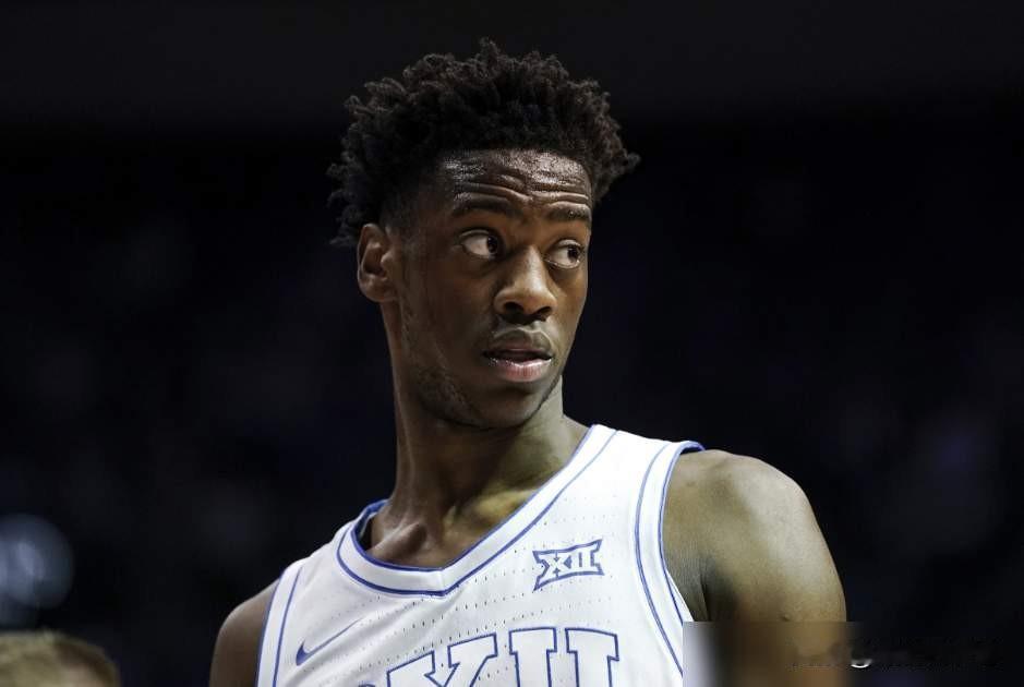 2026NBA选秀前三顺位！你们更看好谁呢？
 
1. 状元：AJ·迪班萨（全能