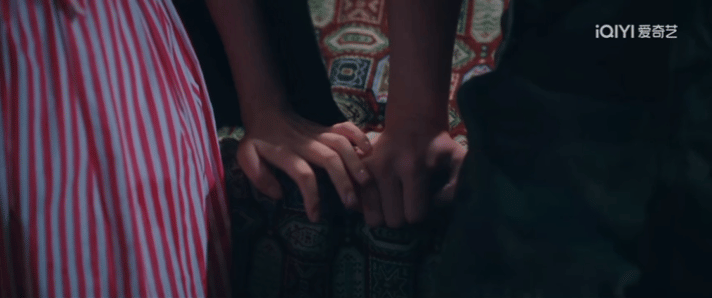 双轨后视镜翻转镜头 神来之笔 一个简单的后视镜翻转，却成了情感递进的关键节点。靳