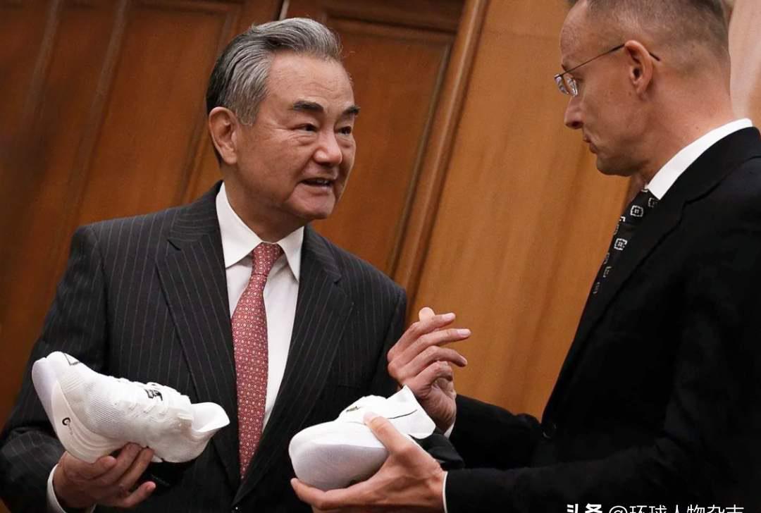 收到王毅送的跑鞋后，这位外长立即晒图
9月3日，一场外交会晤，却因为一双跑鞋意外