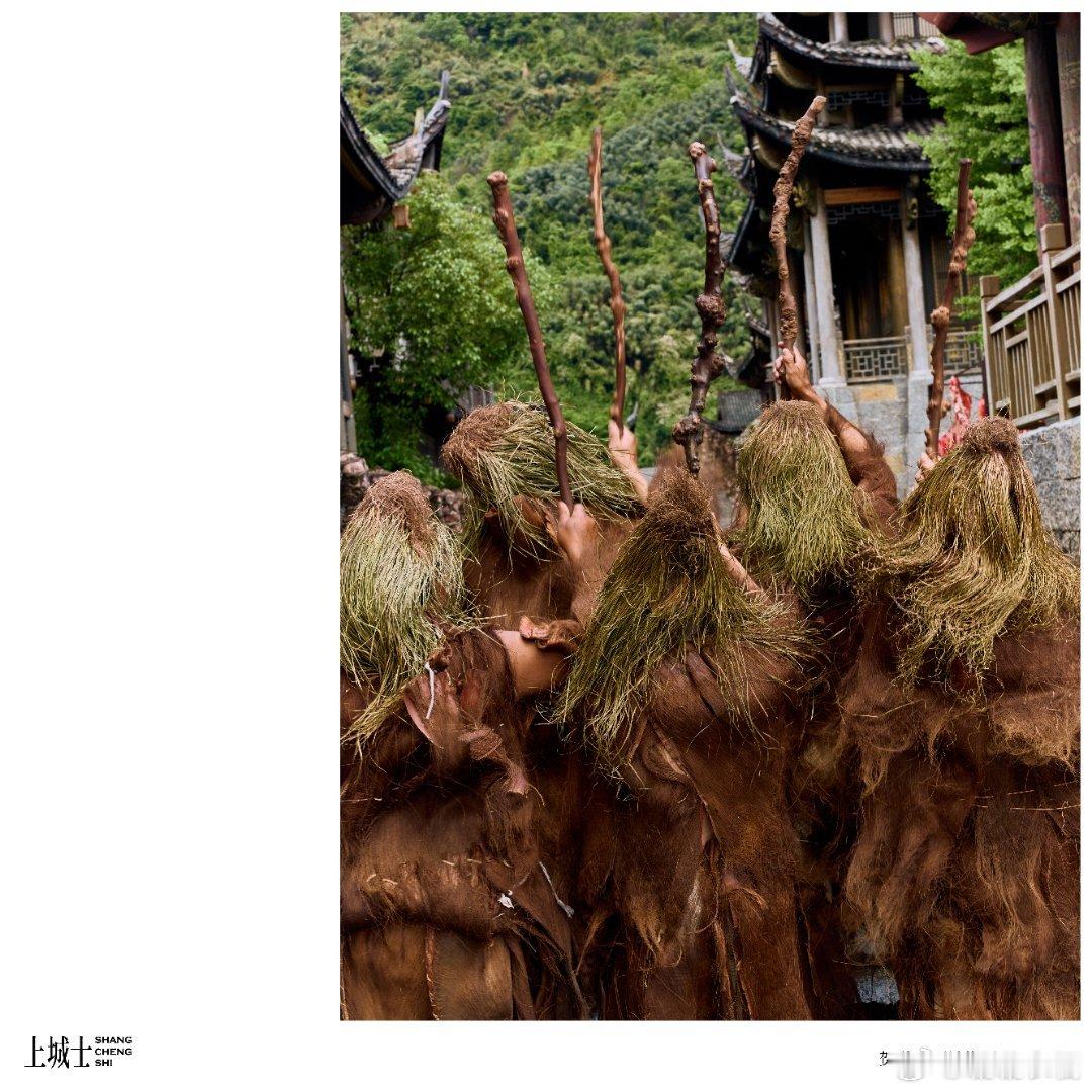 刚刷到贺聪这组大片，青山古寨里的东方风骨太戳了～传统与现代的碰撞，每一帧都是故事