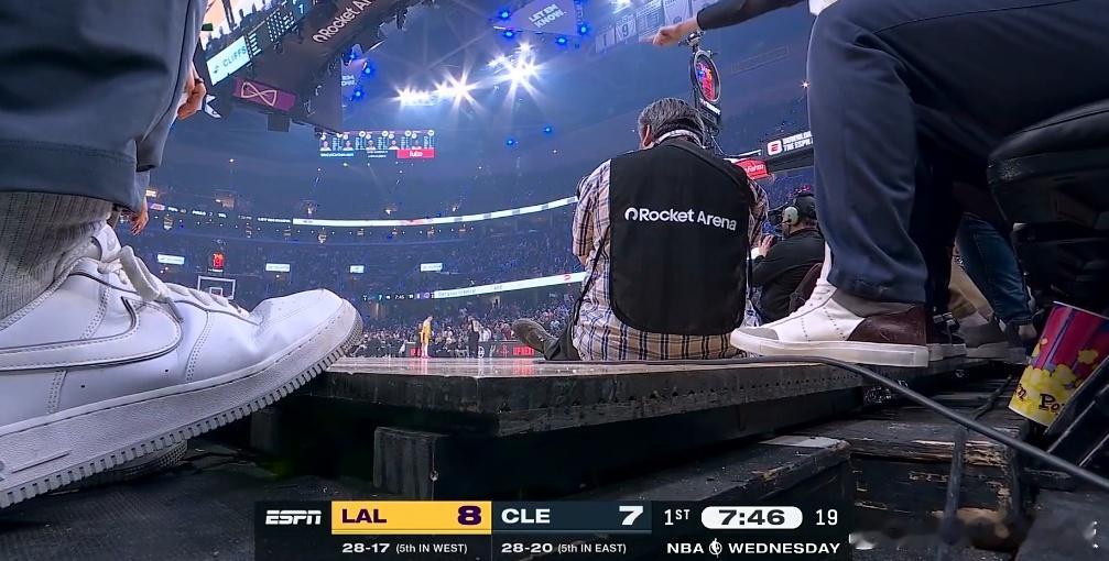 NBA联盟将与骑士队会面，商讨改造球馆内的地板设计！联盟发言人表示：“东契奇昨天