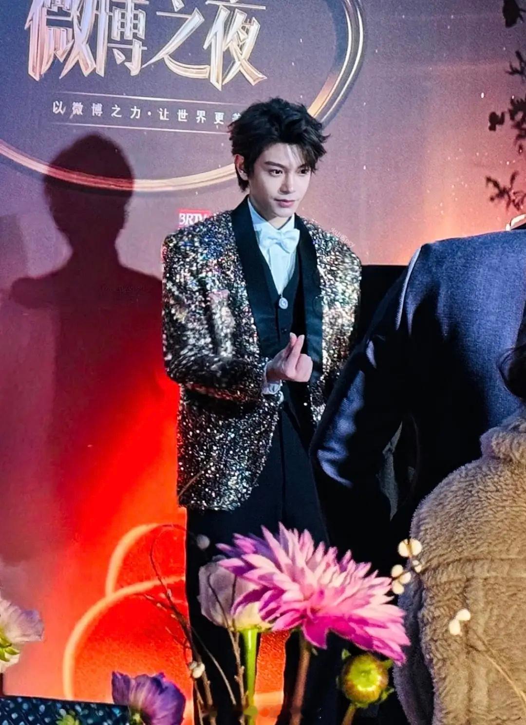 说好手指比心油腻的呢…  我不理解你俩晚上在干嘛…一整个宣传期都没出现过的比心?