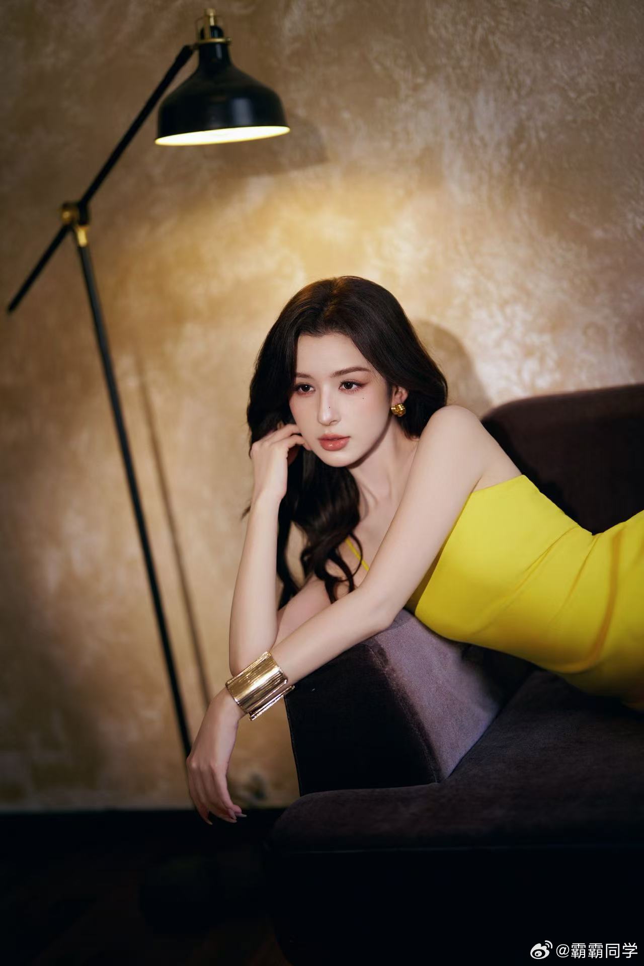 哈妮克孜 大小姐驾到 哈妮克孜的眼神里满是自信与从容，搭配挺拔身姿，贵气感扑面而