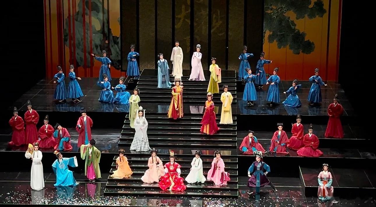 第一次见西湖龙井型的春晚 一盏龙井，一台好戏！越剧春晚温润又大气，没有浮躁的包装