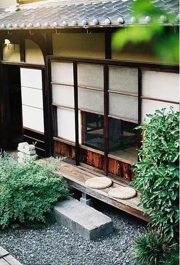 一个人有了自由的意识及淡漠的态度，才能深切热烈地享受快乐的人生。——  林语堂《