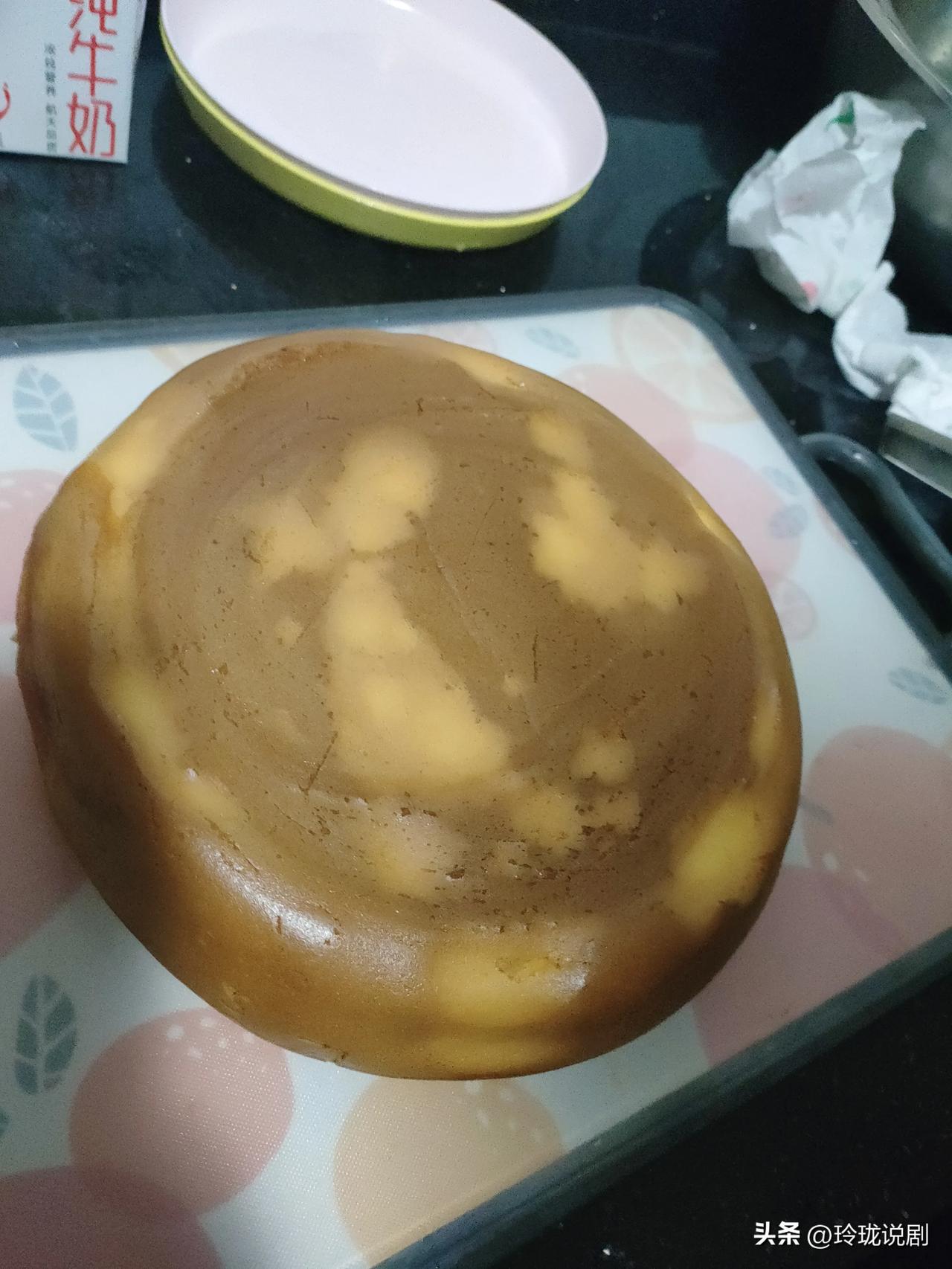 用电饭锅做的蛋糕，好像还可以，挺嫩的。做法很简单，用蛋糕粉，加鸡蛋，牛奶，食用油