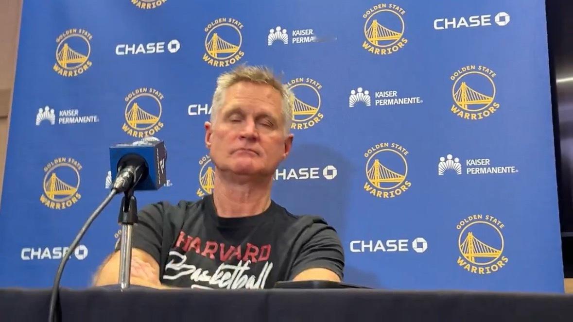 科尔赛前谈到库明加“我真的希望他能积极跑动 而不是畏缩不前 等着要球 ”科尔赛前