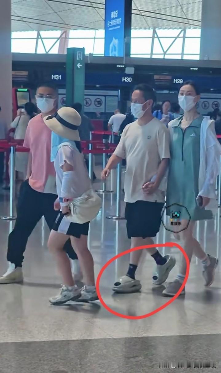 这种鞋才是真正的增高神器，目测可以增高10cm。
就是穿起来像船一样，不知道走起