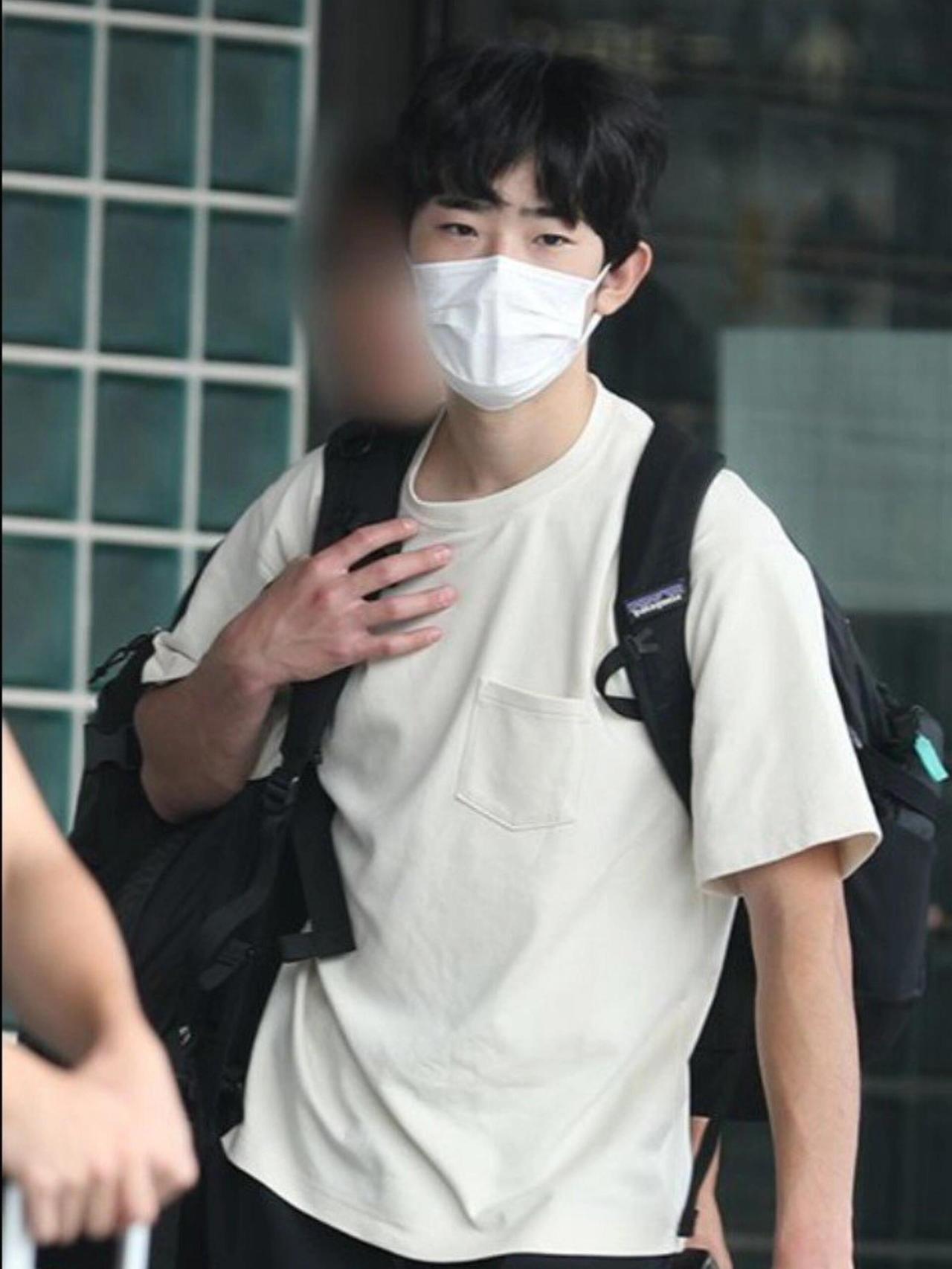 爽翻天! 悠仁独自外出旅游|||8月17号那天，日本媒体蹲到了皇孙悠仁的新动态，