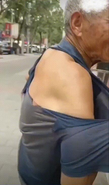 河南郑州，两女儿要带爸爸去买衣服，爸爸不愿意坚持称衣服没坏还能穿不用买！女儿看着