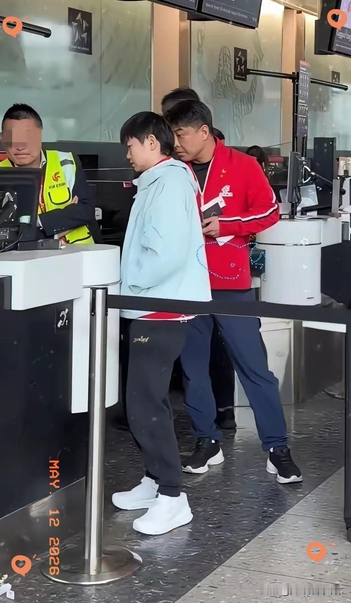 什么是一家人？这就是一家人！
5月12日，国乒启程回国。在值机的时候，王皓全程陪