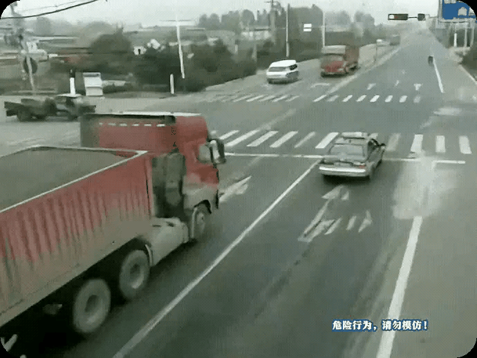 大货车就有这么猖狂，保险买得高，就可以象开坦克一样，无视生命，乱冲乱撞，如果撞死