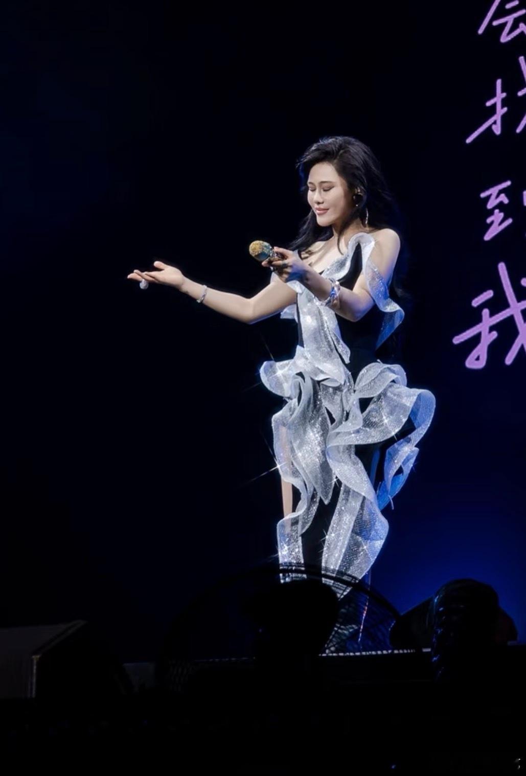 袁娅维月亮撒野特别返场 被袁娅维狠狠戳中！术后休养还为粉丝圆心愿，官宣杭州连开两
