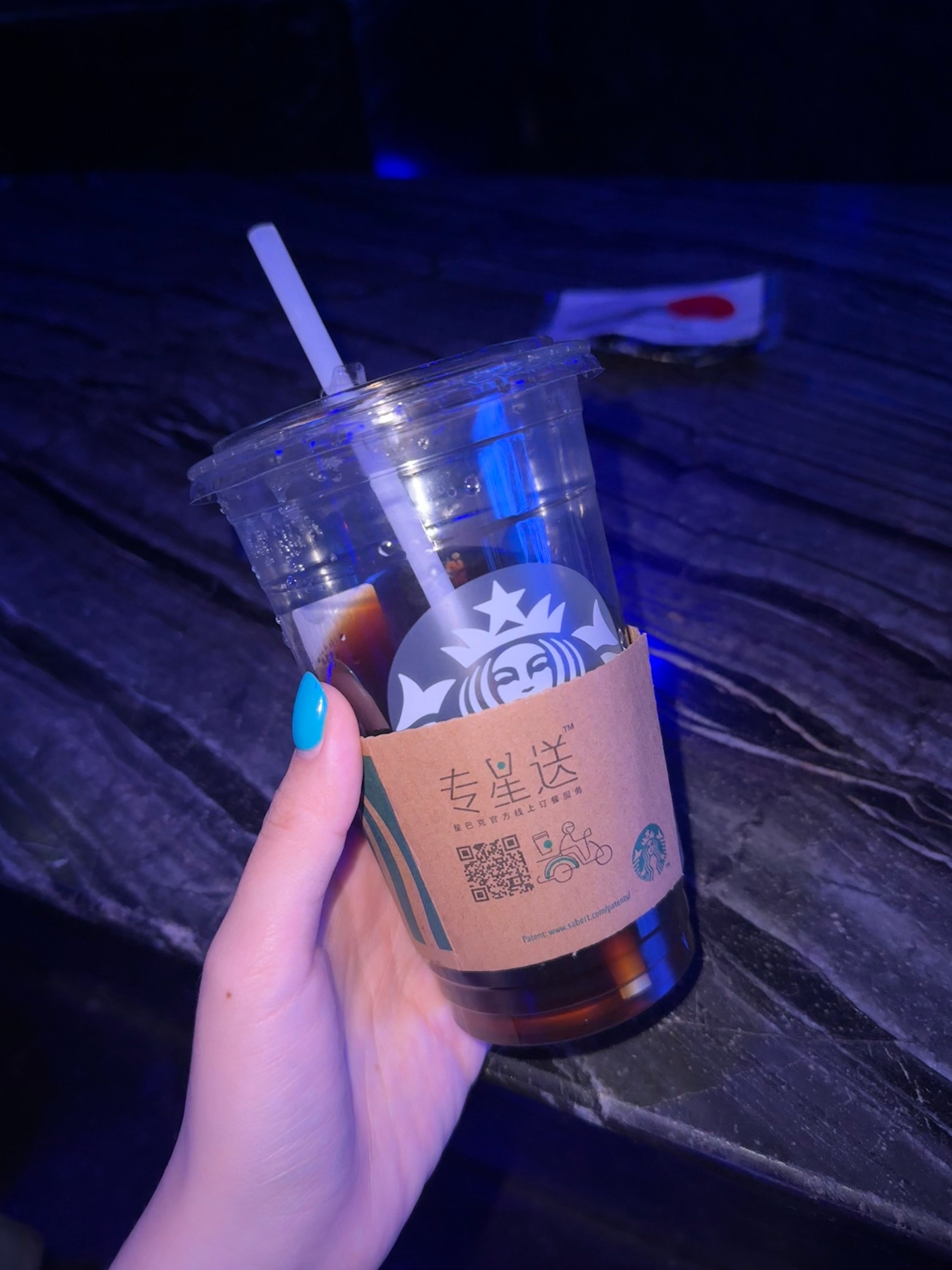 冰饮料 猝死拿着咖啡的手瑟瑟发抖[淡淡的]前段时间也看有个男的一直吐血，然后送去