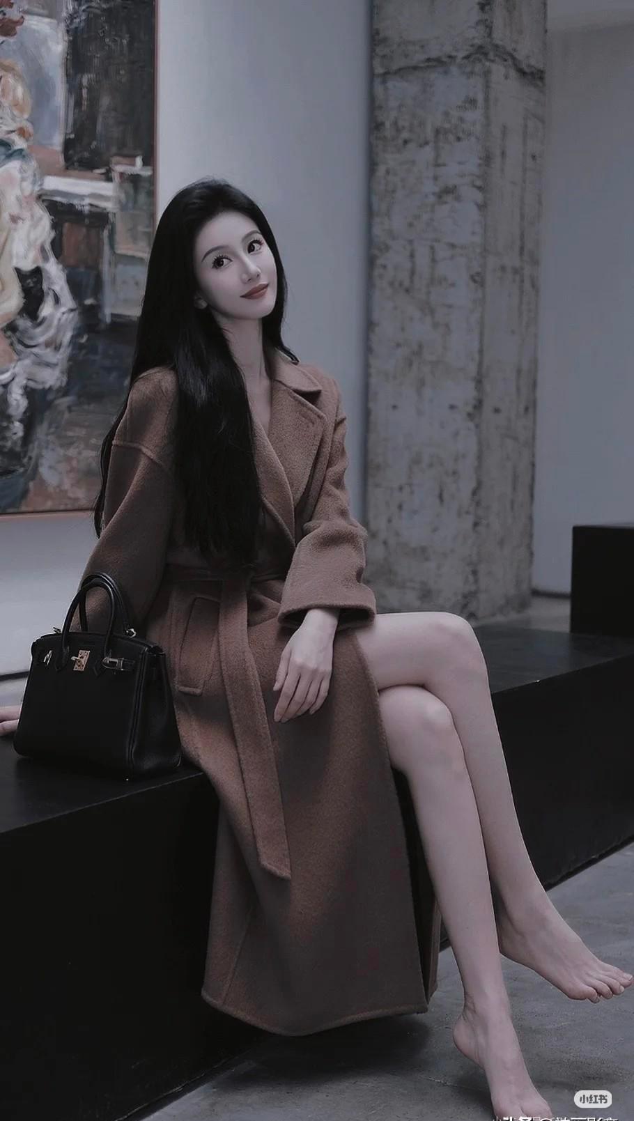 驼色大衣火了，不是博主吹的，是秀场、小红书、天猫一起押的注。
巴黎米兰的设计师把