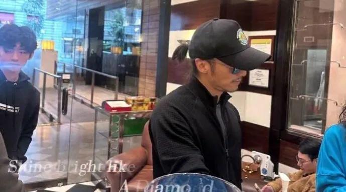 谢霆锋的大儿子Lucas长得不太好看，他继承了父母的不好的基因。他个子不高，腿很