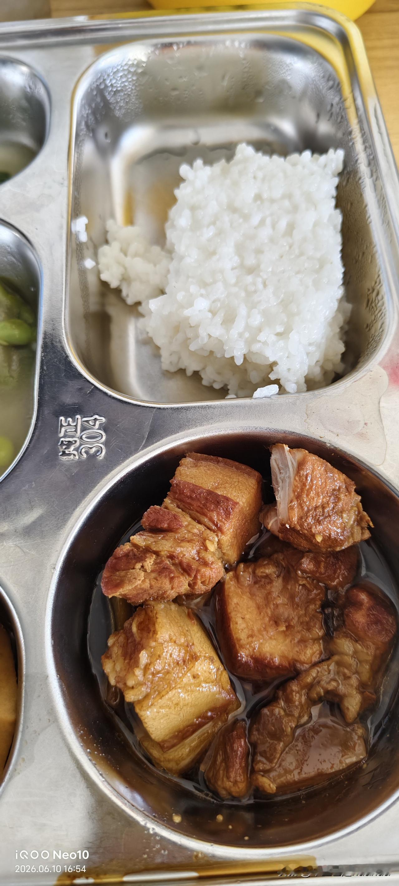 别的病人正在吃饭，他竟然说这饭是给人吃的吗？这都是给猪吃的饭，食堂的人不是人吗？