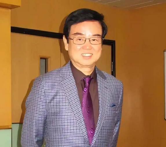 80 岁老牌电影人黄百鸣，内幕交易罪实锤，当庭宣判监禁 5 个月。
很多人熟悉他