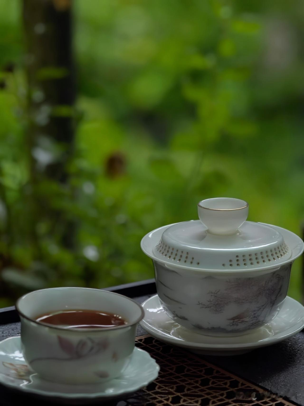 520闲居小记
品闲茶 五月二十日，连日阴雨绵绵，外出拍摄的计划尽数搁置。居家茶