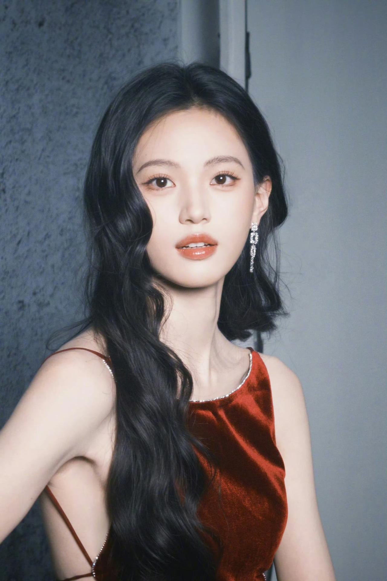 沈羽洁凭什么能冲流量🌸？
 
盘靓条顺的骨相美人，红毯上一袭红丝绒裙艳压，私服