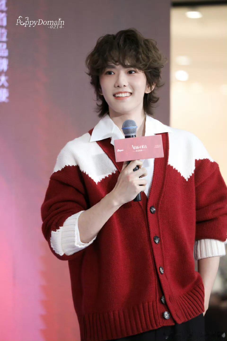 马柏全品牌活动路透，卷卷毛太可爱了 红色毛衬衫好可爱青春 