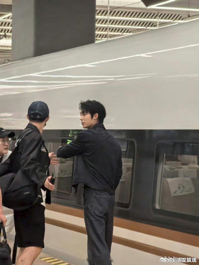 网友沈阳高铁站偶遇于适 沈阳高铁偶遇于适，白背心配黑衣，好身材掩不住！ ​​​