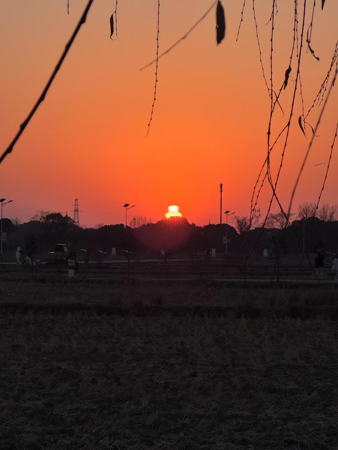 散户最痛苦的，不是亏钱，而是在投资中的不确定性带来的焦虑。
今天跌了5%，要不要