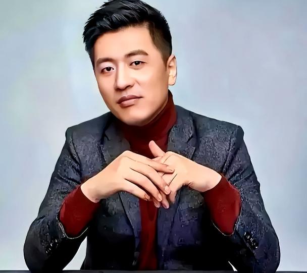 张雪峰的猝然离世，让无数人开始回望他的一生：从黑龙江齐齐哈尔富裕县的寒门小子，到